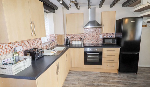 HILLVIEW, pet friendly, with a garden in Llanddulas