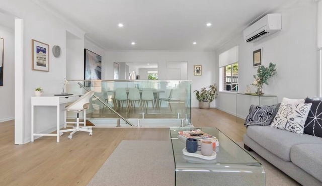 Hillview - Walk to City & Beach - Free Parking