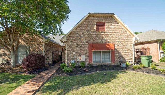 Hillwood Home, w/2 Dens, King Beds & Sun Room