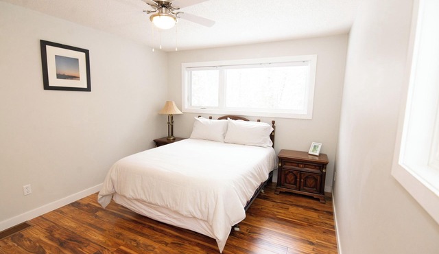 Hilly Hideaway Retreat~ lakefront cabin in Kenora