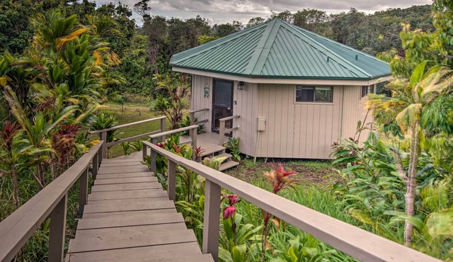 Hilo Couples Retreat ~ 6 Miles to Honoli'i Beach!
