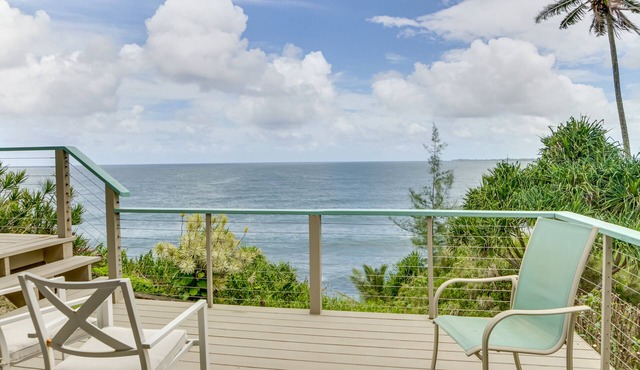 Hilo Home w/Private Deck + Stunning Ocean Views!