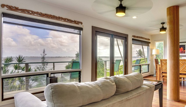 Hilo Home w/Private Deck + Stunning Ocean Views!