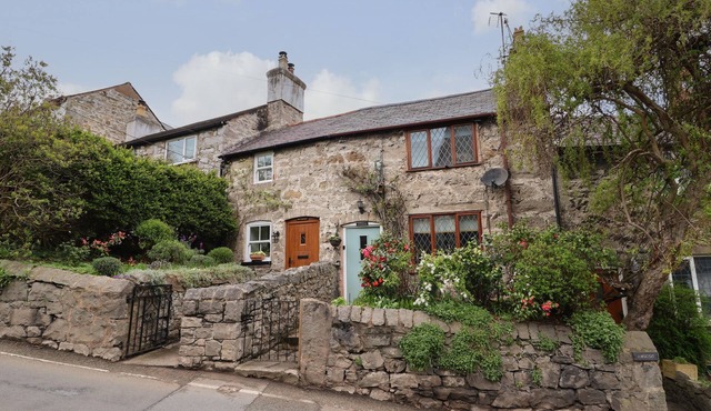 HILSTON, pet friendly, character holiday cottage in Dyserth
