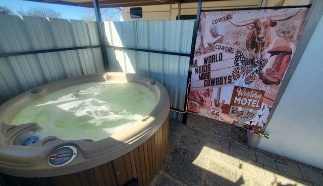 Hilton's Hometown Tower-view Hot-tub Retreat