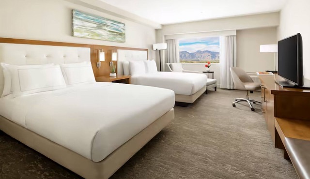 Hilton Tucson 2 Queens: Picturesque Location, Outdoor Pool Access