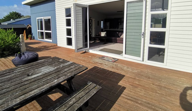 Himatangi Beach House - two Minutes Walk to the Beach