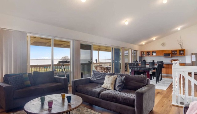 Hindmarsh Hideaway-—Waterfront Pet-friendly Living