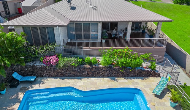 Hinterland Home, Sleeps 10 with Pets and a private Saltwater Pool