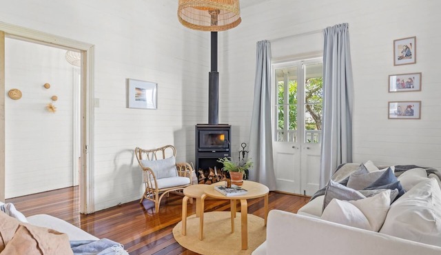 Hinterland Views - Pet Friendly - Charming Pet Friendly Queenslander with Pool
