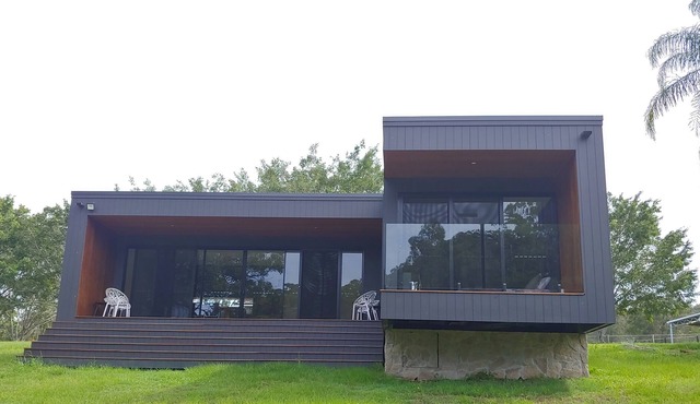 Hinze Dam Luxury Cabin