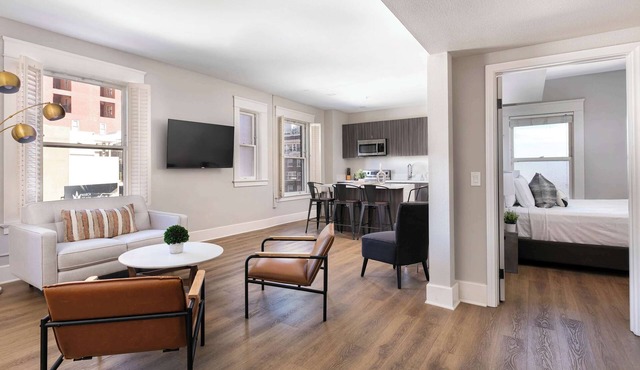 Hip 2BR Suite in Central Gaslamp | Walk Score 99!