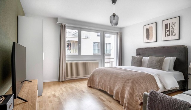 Hip Altstetten 1.5 Room w/Storage & W/D, nr Local Market, by Blueground