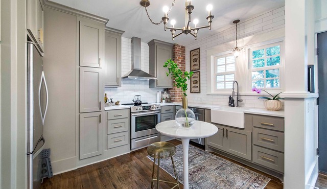 Hip and Historic Home Awaits You! Stroll downtown/Steps away from UCA and CBC