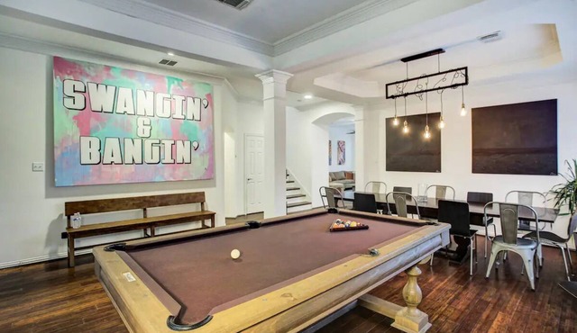 Hip Bachelor-ette Pad, Sleeps 18, Packed With Games! 2mi to Downtown Houston!