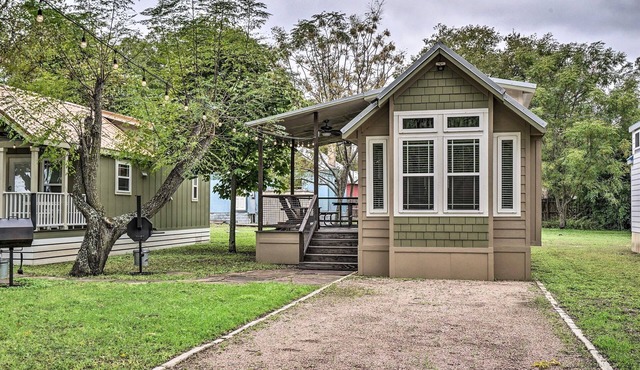 Hip Cabin w/Deck by San Marcos River!