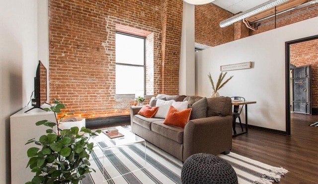 Hip Downtown Loft Walk to River Market and DT