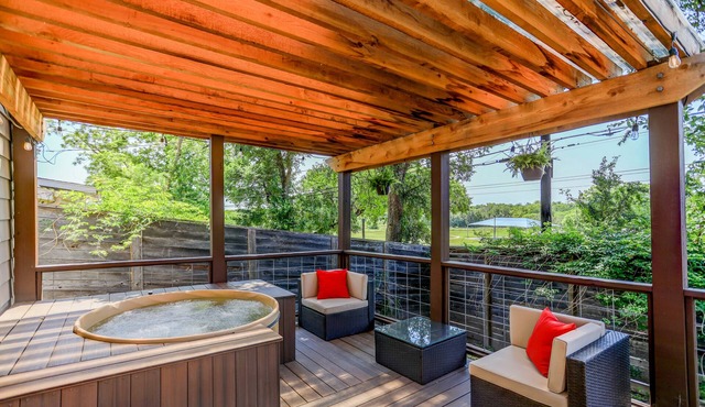 Hip East Austin, Cold/Hot Tub, Groups/Pets Welcome