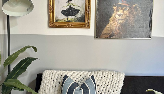 HIP EAST LAKEVIEW/LINCOLN PARK DESIGNER FLAT