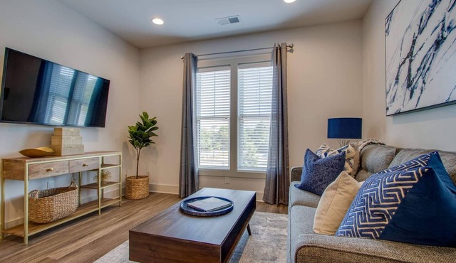 Hip East Nash! New Condo Near Bars & Broadway!