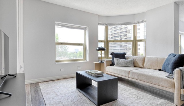 Hip Gold Coast Studio w/Deck, Gym & Lounge, 1 block to L, by Blueground