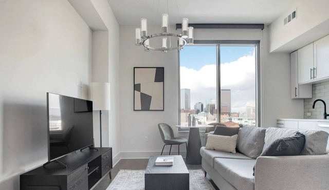 Hip Golden Triangle Studio w/ Gym & Pool near Capitol Hill, by Blueground