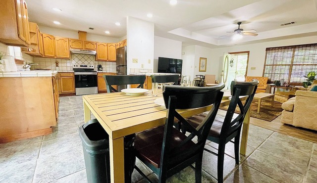 Hip Hornsby House-central location, fenced lg. yard, garage, patio