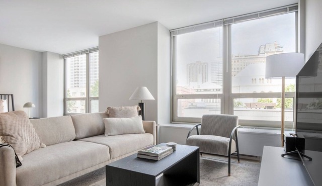 Hip Lakeview Studio w/ Deck, Pool & Gym, nr Lincoln Park, by Blueground