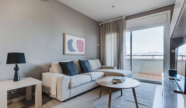Hip Les Corts 3BR w/Swimming Pool & Parking, by Blueground