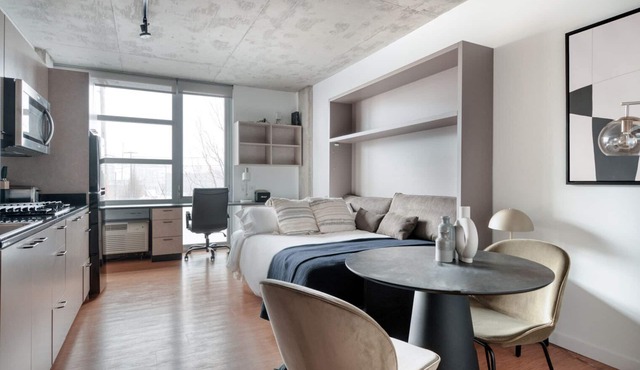 Hip Lincoln Park Studio w/W/D & Lounge, 2 blocks from L, by Blueground