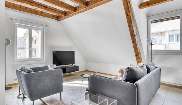 Hip Oerlikon 2.5 Room w/Storage, 2 mins to local market, by Blueground