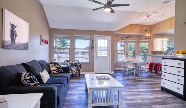 Hip, Spacious Hutto Home 4/2, 3 Mins to Kalahari, Hutto Co-Op, and Dell Diamond