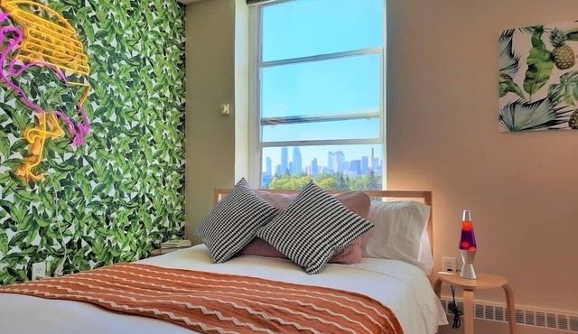 Hip Studio w/City Views Minutes to DT