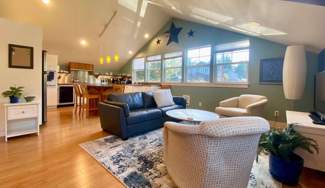 Hip & Sunny Lake Whatcom Apartment