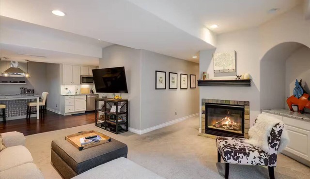 Hip, Upscale Apartment Hot Tub Private Entrance