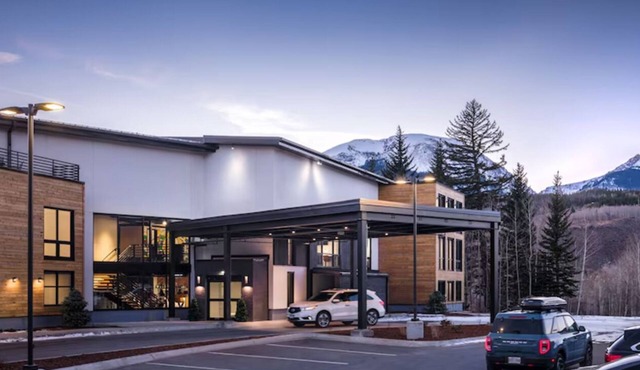 Hip Urban Getaway – Boutique Hotel Near Cafés, Nightlife, Shops & Parks