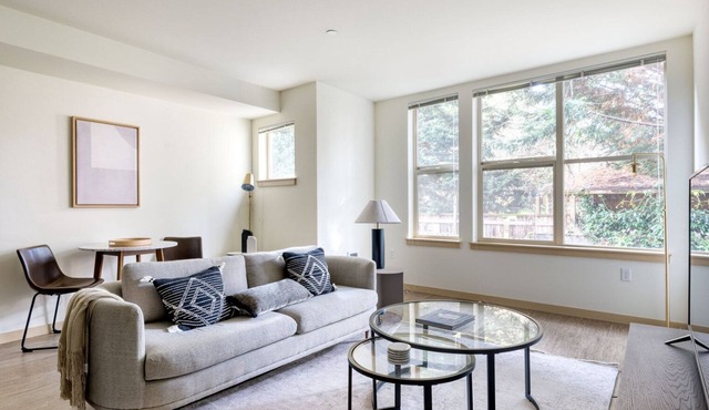 Hip Wallingford 1BR w/Pets & W/D, nr shops & bars, by Blueground