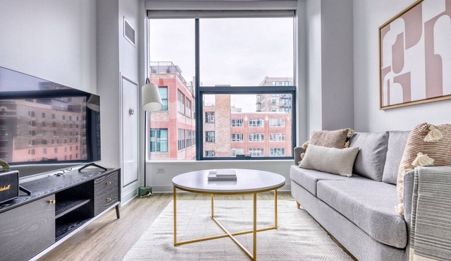 Hip West Loop Studio w/Gym & Pool in heart of Greektown, by Blueground