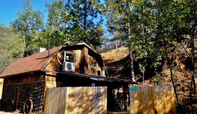 Hippie Barn Studio in upper floor near Highway 140 towards Yosemite
