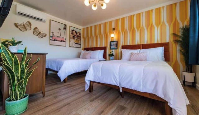 Hippie Room#9 – Retro 1960s Motel Near Chattanooga