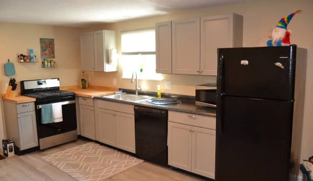 Hippie-Themed House with Upstairs Balcony!