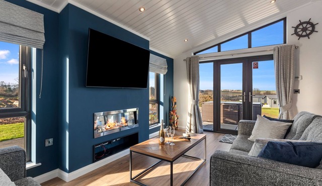 Hiraeth - Luxury Lodge, Hot Tub, Close to Beach