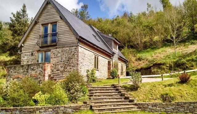 HIRAETH, pet friendly, luxury holiday cottage in Dolau