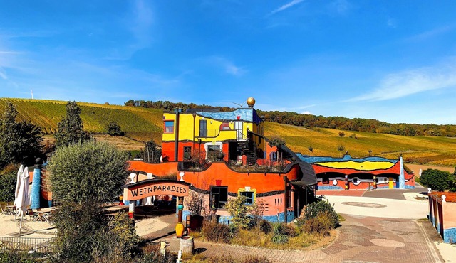Hirn Winery & HUNDERTWASSER articles in the wine paradise in Eisenheim