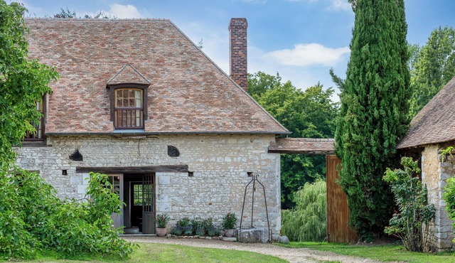 Historic property with swimming pool and park, between Paris and Rouen, near Giverny