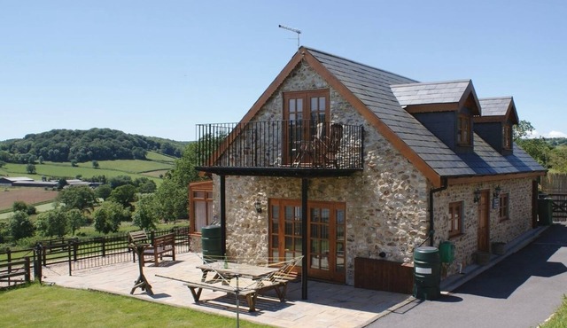 HISCOX COTTAGE, pet friendly, with a garden in Southleigh