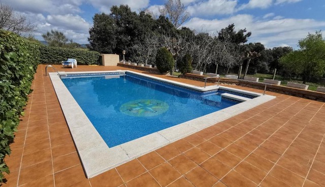 Histórica Masía con Piscina, Rodeada de Bosques y Campos, Ideal para Familias y Amigos - ES-209-36