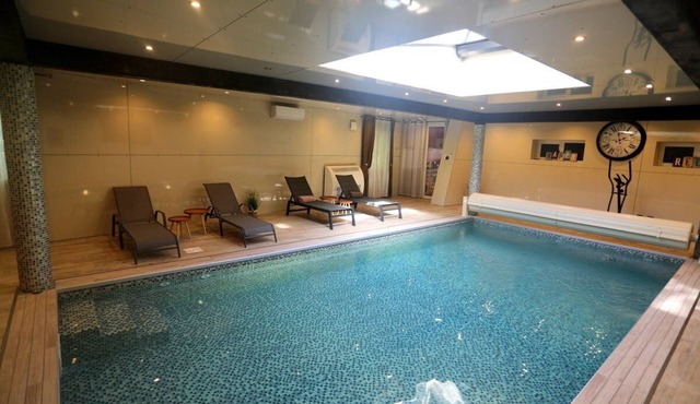 HISTOIRE D'Ô - LES PISCINES