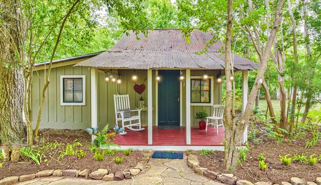 Historic 1-bedroom Rustic Cottage, Walking Distance to Downtown Montgomery Texas