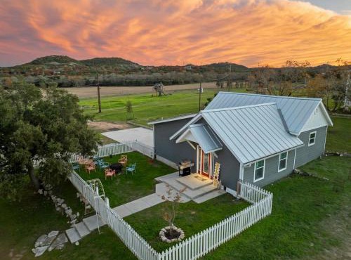 Historic 1 BR Cottage - Mountain Views - Firepit